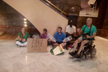 Concentració a l'Ajuntament per denunciar que una mare i dos fills no tenen aigua corrent