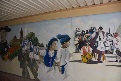 Pintures murals amb imatges de la Festa Major decoren el pas soterrat de la Sort