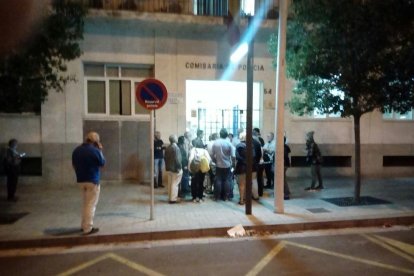 Agents de paisà de la Policia Nacional requisen material i identifiquen membres de l'ANC de Reus