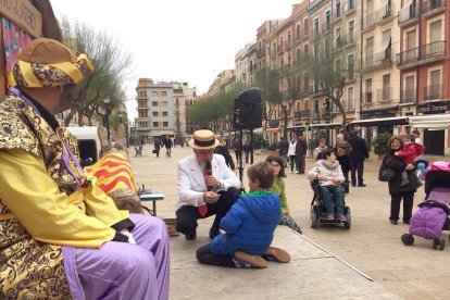 El Tió de l'Ateneu torna a cagar per Nadal a la plaça de la Font