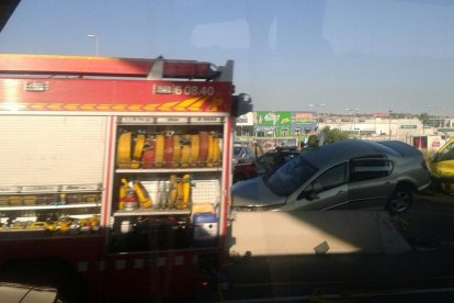 Cinco vehículos chocan en dos accidentes diferentes casi simultáneos a la T-11