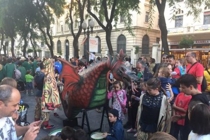 El Correfuego pequeño llena de chispas y fuego la Rambla Nueva