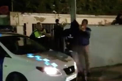 Tensió entre agents de la Guàrdia Civil i joves que penjaven cartells al mur de la caserna de Valls