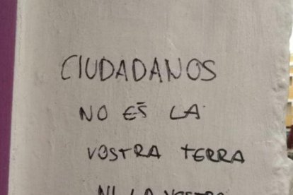 Rivera denuncia pintades al comerç dels seus pares: «No permetrem que els colpistes assetgin la meva família»