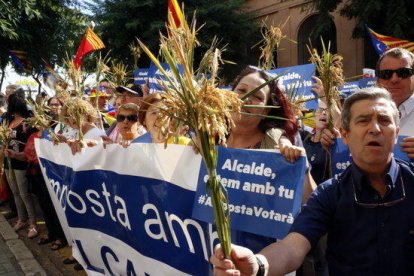 L'alcalde d'Amposta tampoc declara davant el fiscal i rep l'escalf de més de 300 veïns a Tarragona