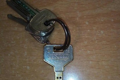 Roban en siete pisos de un mismo bloque|bloc con el método de la marca de plástico en la puerta