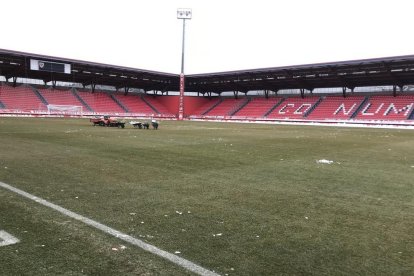 El estadio de Los Pajaritos ha despertado completamente cubierto por la nieve