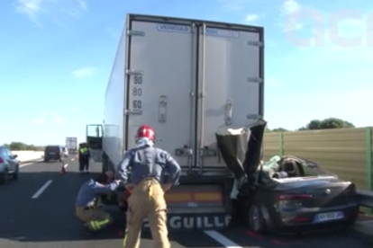 Muere el conductor de un turismo en un choque con un camión en Mont-roig