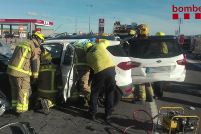 Dos heridos, uno de ellos grave, en un choque entre un coche y una furgoneta en Castellet i la Gornal