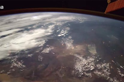 Registran desde el espacio un meteorito cayendo a la Tierra