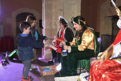 Los pajes reales recogen las cartas de los niños de Torredembarra