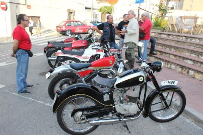 Prop d'un miler de persones gaudeixen de la Trobada de Vehicles Clàssics de Ceixell