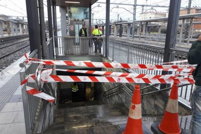 Usuarios de la estación de Sant Vicenç de Calders se quejan del caos provocado por la inundación del paso subterráneo