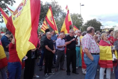 Unas 500 personas dan apoyo a la Guardia Civil delante de la Comandancia