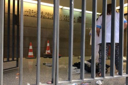 Ataca amb brossa i runa els jutjats penals de Tarragona com a 'revenja'