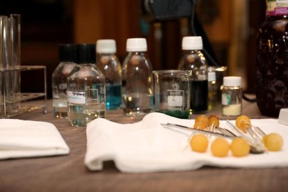 Sherlock Holmes: «És química, amic meu»