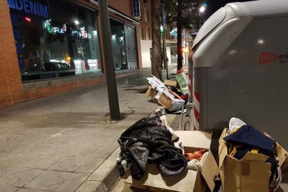 Suciedad acumulada en torno a los contenedores en Pere Martell