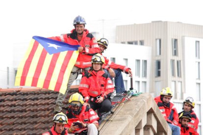 Los bomberos catalanes despliegan una pancarta de grandes dimensiones a favor del referéndum