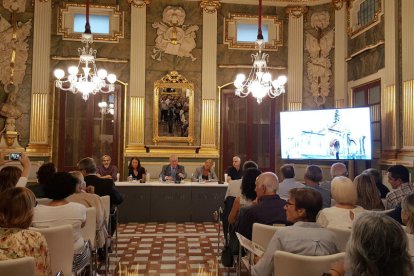 La presentació del llibre Dibuixant Reus omple el Palau Bofarull de la Diputació
