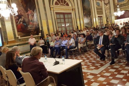 La presentació del llibre Dibuixant Reus omple el Palau Bofarull de la Diputació