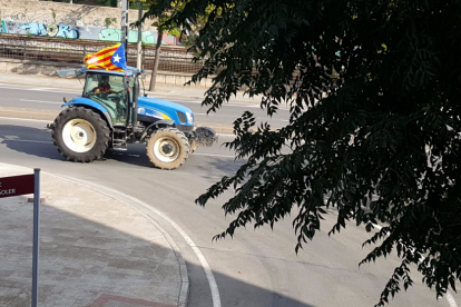 Arrenquen marxes pageses amb tractors en defensa de l'1-O per tot Catalunya