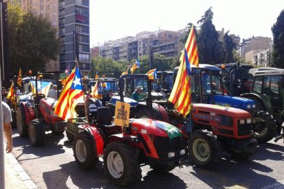 Arrenquen marxes pageses amb tractors en defensa de l'1-O per tot Catalunya