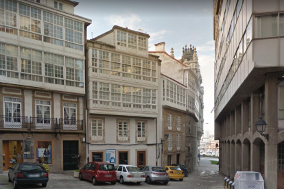 Una quinzena de joves amb calçotets destrossen el mobiliari urbà durant les 'novatadas'