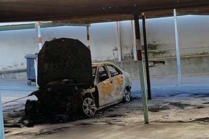 Un coche quema completamente en la avenida Andorra de Salou