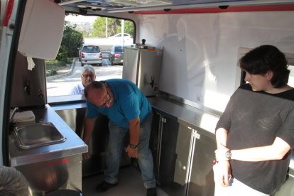 La Creu Roja Tarragona compta amb una nova carpa d'atenció i un vehicle logístic d'avituallament