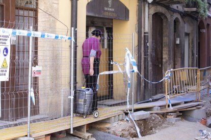 Las obras dejan la calle Sant Domènec casi inaccesible para los peatones