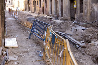 Las obras dejan la calle Sant Domènec casi inaccesible para los peatones