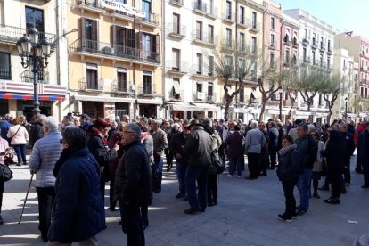 Un miler de persones es manifesten en defensa del sistema de pensions