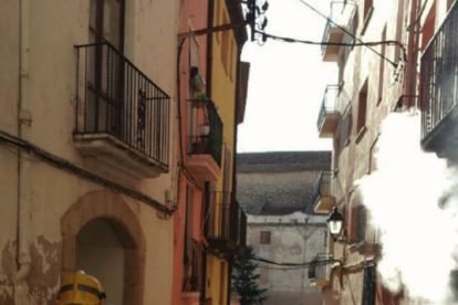 Rescaten una persona intoxicada en l'incendi d'una casa a Vallmoll