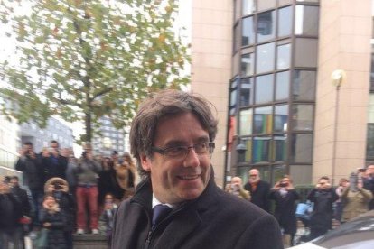 Puigdemont niega que pida asilo político en Bélgica y asegura que está en Bruselas para actuar con «libertad y seguridad»