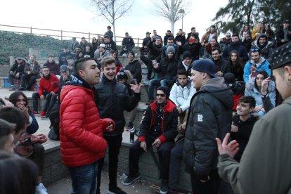 Els combats verbals improvisats entre rapers omplen el parc del Francolí