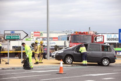 Un nou accident a la rotonda de les Gavarres causa dos ferits lleus