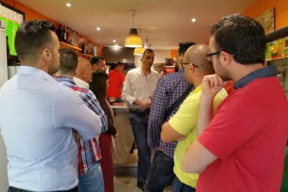 El secretari general de VOX, amb els policies destinats a Tarragona