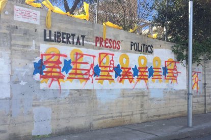 Un estanquero de Reus recibe un anónimo pidiéndole que deje de pintar lazos amarillos