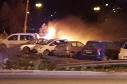 Imatge de l'incendi al pàrquing de la Carretera del Cementiri