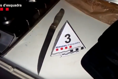 Encuentran armas, esposas y un pasamontañas en el piso donde retuvieron a una mujer en Salou