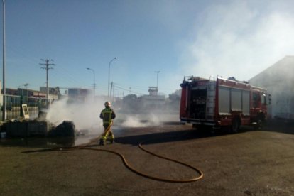 Provocan un incendio en una chatarrería del polígono Francolí