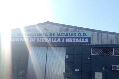 Provocan un incendio en una chatarrería del polígono Francolí