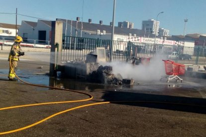 Provocan un incendio en una chatarrería del polígono Francolí
