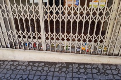 Los vecinos de la calle Gasòmetre tienen que soportar aguas fecales en la acera