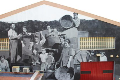 Un mural de l'artista Miquel Wert decorarà la façana de la fabrica de Vermuts Miró