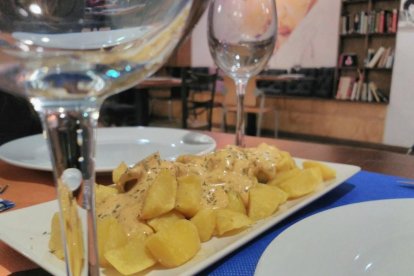 Neix un projecte que avalua les patates braves dels bars de la ciutat