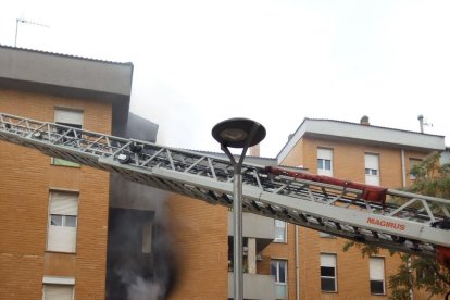 Un incendio en un piso de Reus moviliza cinco dotaciones de Bombers