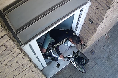 Pillan a una madre y un hijo al perder el móvil durante un robo en Reus