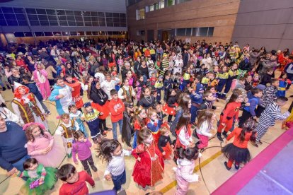 Un total de 255 personas y 12 comparsas se lucen al desfile de Carnaval de Constantí