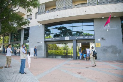 La Policia Nacional investiga unes pintades nazis al Consolat del Marroc